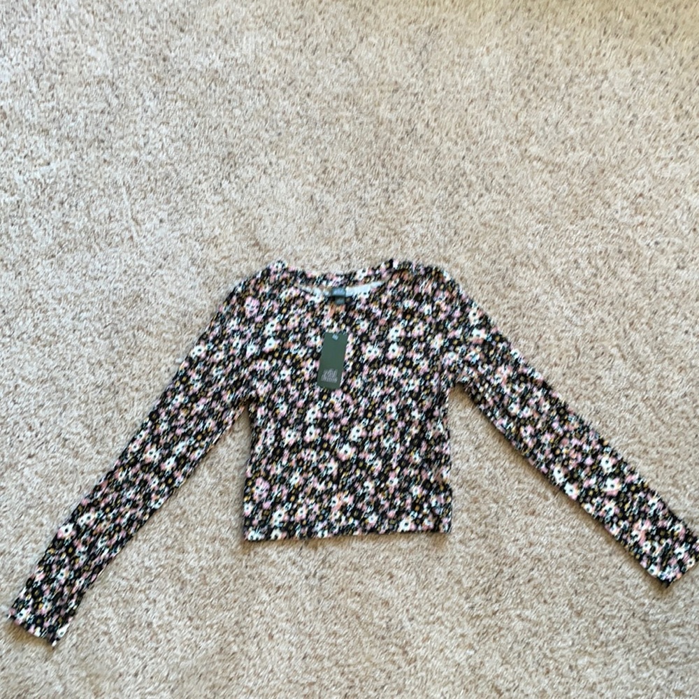 Ladies Medium crop top, long sleeve, light weight material, floral print.  NWT.